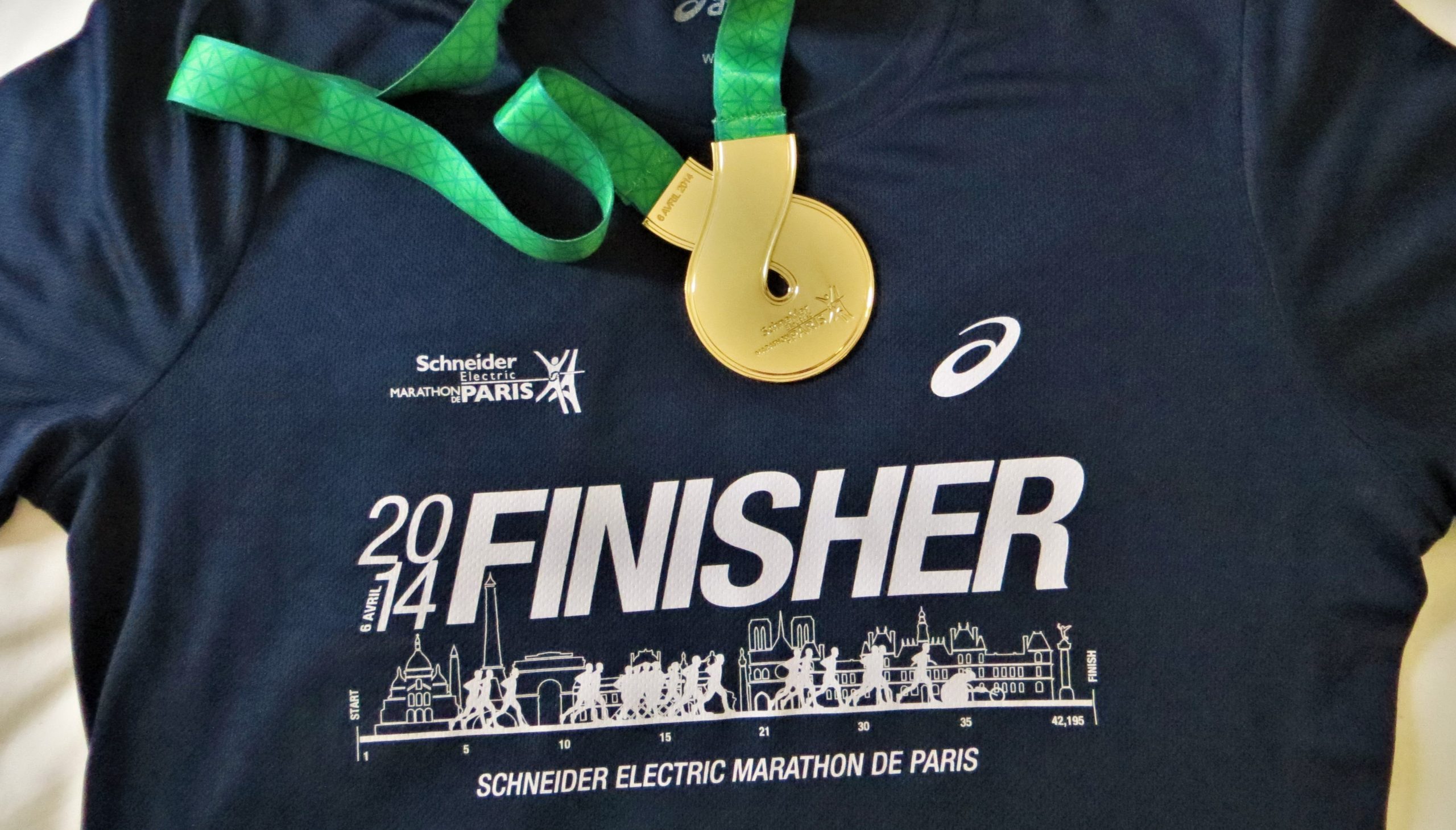 Finisher t-shirt and medal from Paris Marathon 2014